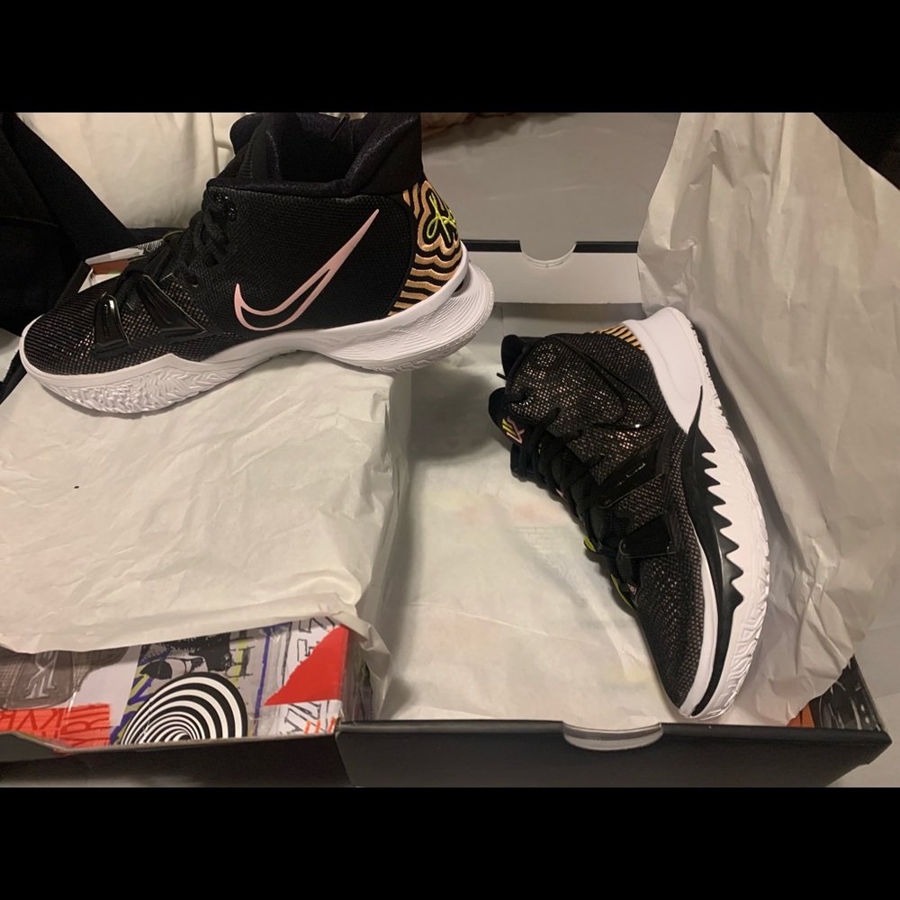 Never worn Kyrie 7